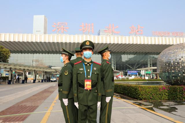 春运首日武警深圳支队奋战在执勤一线