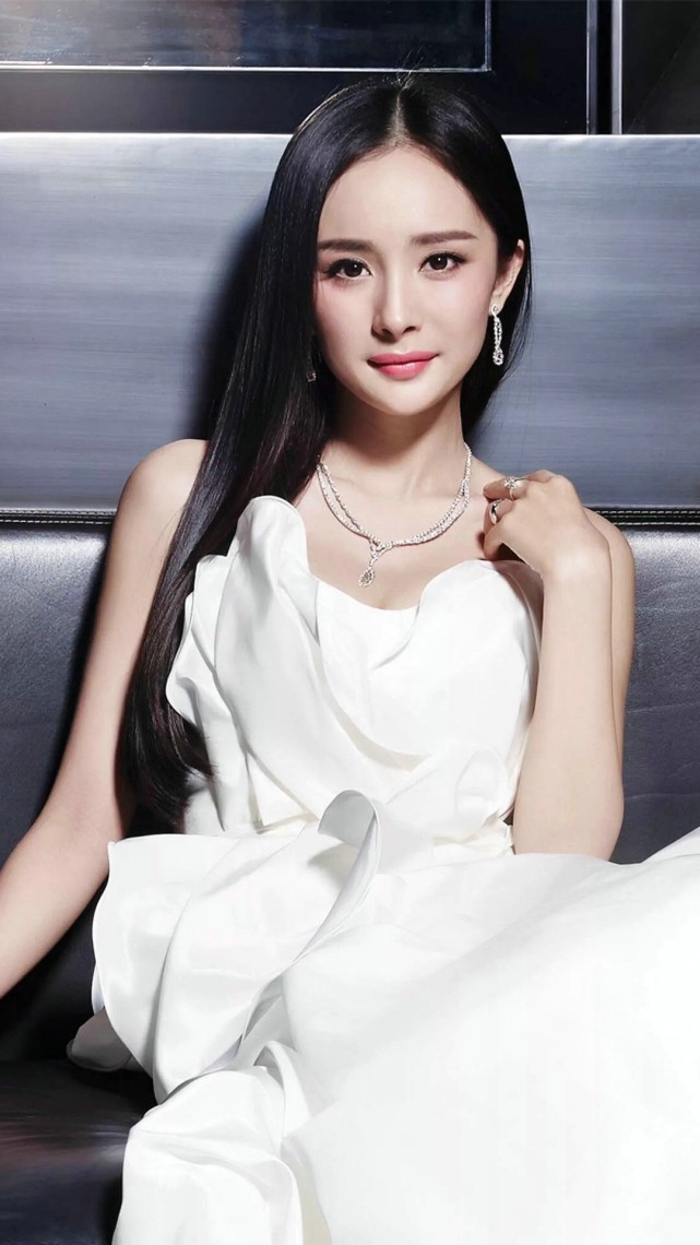 超甜明星杨幂美出新高度,力凹"蜜桃身材"