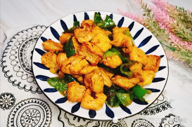 简单的青椒炒豆泡只要多处理一步就会绵软有嚼劲