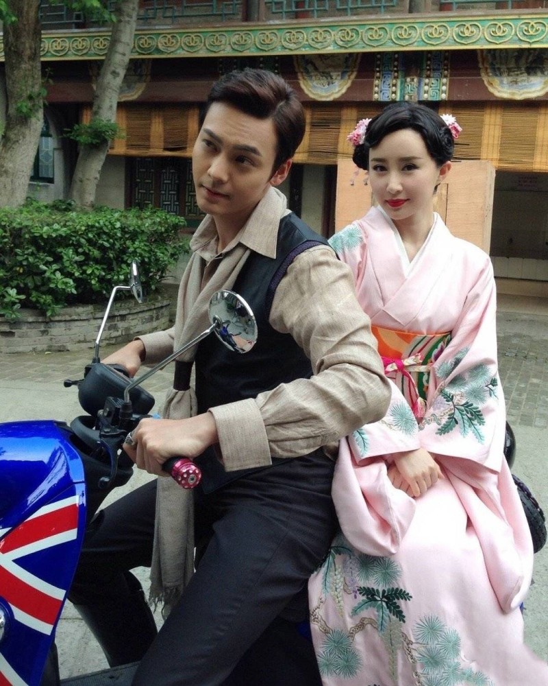 爷青回舒畅晒与陈伟霆自拍合影工作偶遇令人梦回活色生香剧场