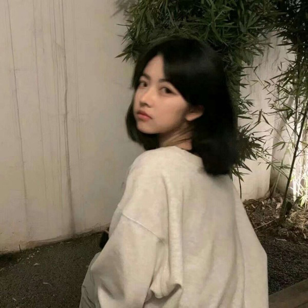 原宿风女生头像虽然言语动人但爱情必有所图