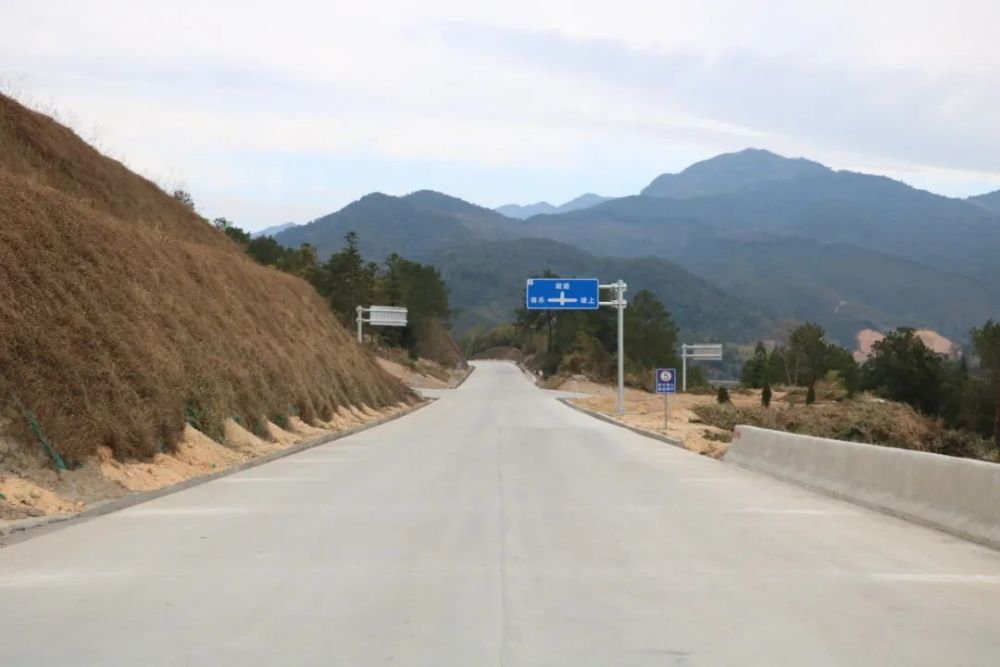 已铺设好的国道g528线("洋新线")目前"洋新线" 已完成近7公里双幅路面
