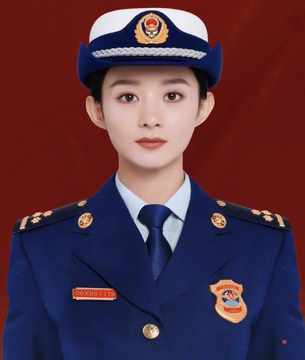 赵丽颖消防宣传拍摄花絮,摘掉帽子后,被她的头型抢镜了