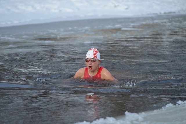 沈阳:冬泳爱好者不惧寒冷冰湖游泳