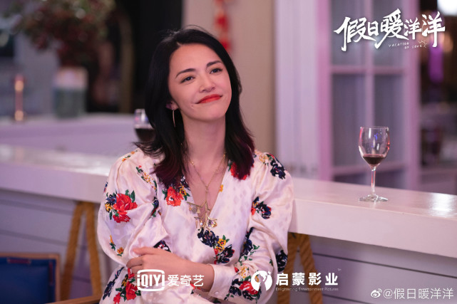 《假日暖洋洋》是一部纯粹的贺岁电视剧,所以整体都是以暖洋洋的形式