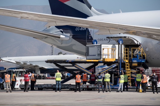 (国际疫情)首批近200万剂中国新冠疫苗运抵智利|圣地亚哥国际机场|新