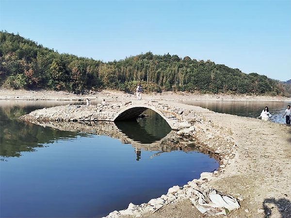 冬旱致宁波多座水下桥重见天日网友是在呼唤节约用水