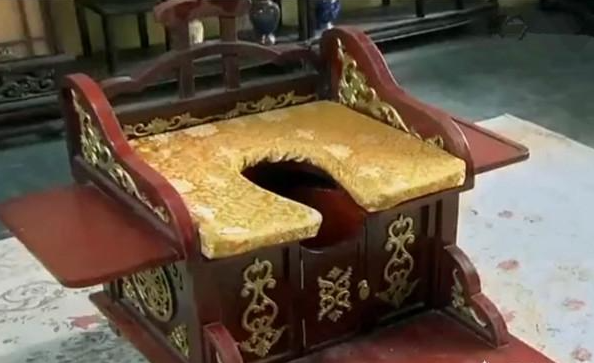 庞大的紫禁城内没有厕所,那些住在皇宫的人,如何解决内急问题?