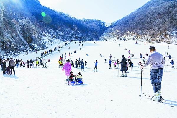 河南鲁山天龙池滑雪世界成冬季游网红打卡地