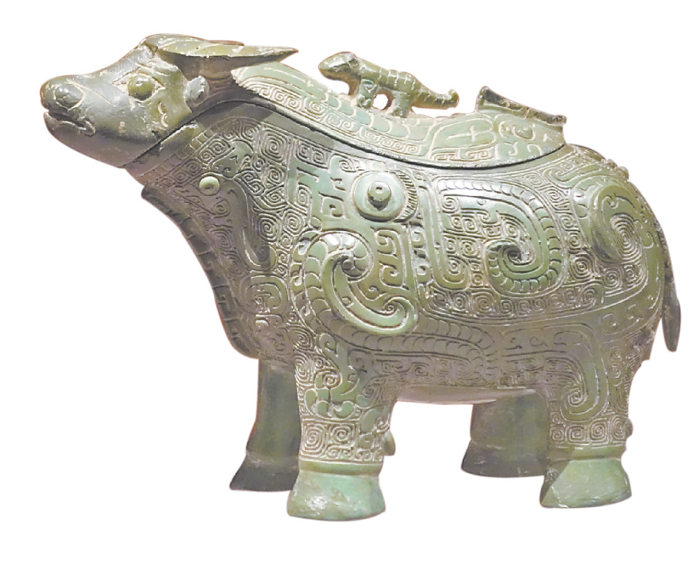 这件青铜尊仿水牛制成,栩栩如生的造型体现出工匠对水牛特征把握的