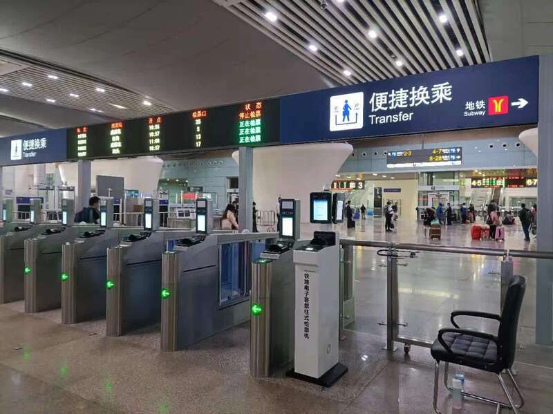 广州南站设置14台免费口罩领取机