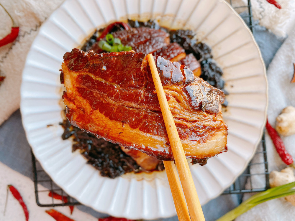 年夜饭必备梅菜扣肉掌握3点能出虎皮而且肥而不腻入口即化