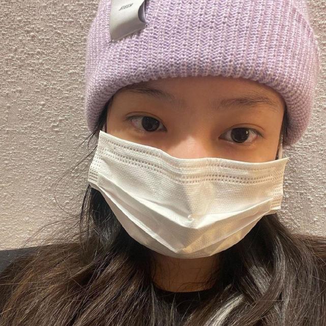 粉墨jennie抱狗素颜自拍,皮肤零瑕疵苹果肌让人羡慕,被夸穿搭教科书