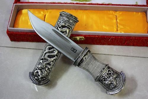 它的用处有很多,工艺精湛,西藏特色很浓厚,这种藏刀有很长远的历史