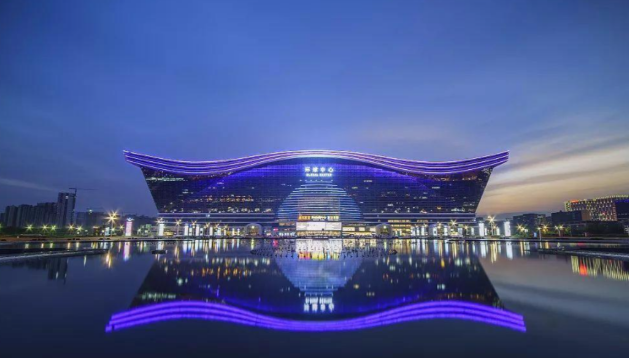 作为成都"世界现代田园城市"新世纪中心,亮相成都的时候,着实让人惊艳