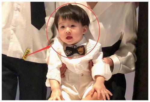 姜潮儿子颜值有多高?"漫画眼"超吸睛,网友:卡通人物的长相