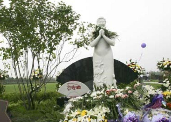 看完了赵丽蓉的墓地再看高秀敏的墓地网友令人敬重的演员