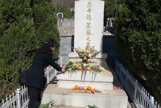 看完赵丽蓉的墓地,再看高秀敏的墓地,网友:令人敬重的演员