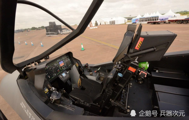 f35简洁的座舱仿佛置身于飞行模拟器