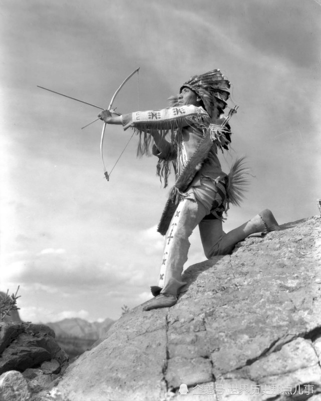 【图1】孤独的行走者部落首领在用弓箭狩猎