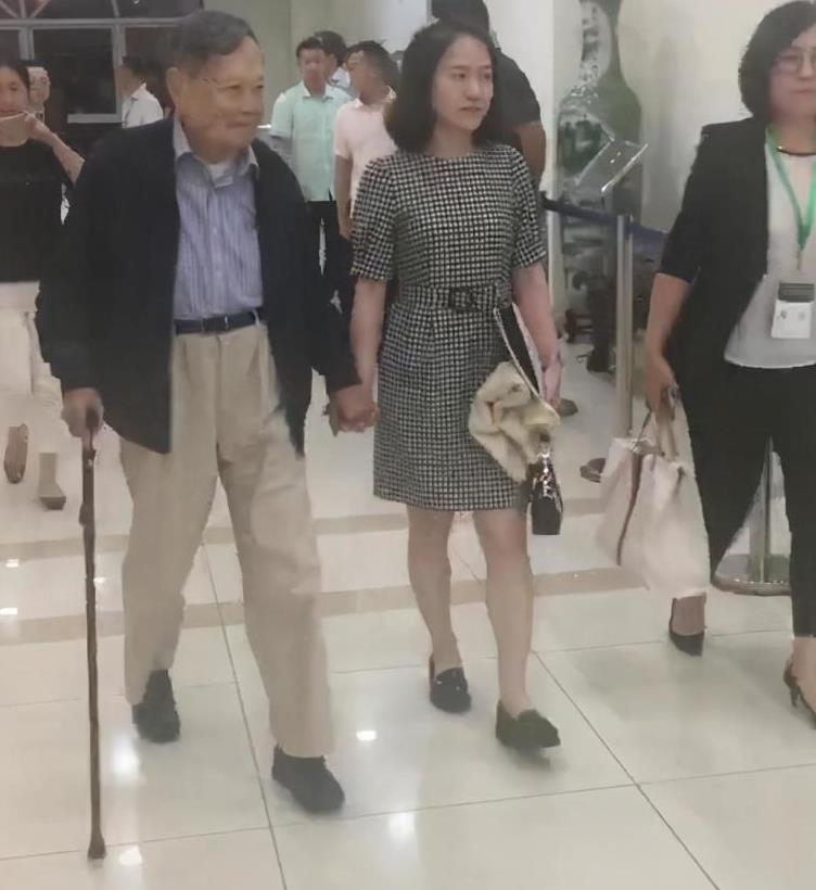 翁帆牵手杨振宁现身，44岁的脸还很稚嫩，穿格子裙又很优雅！