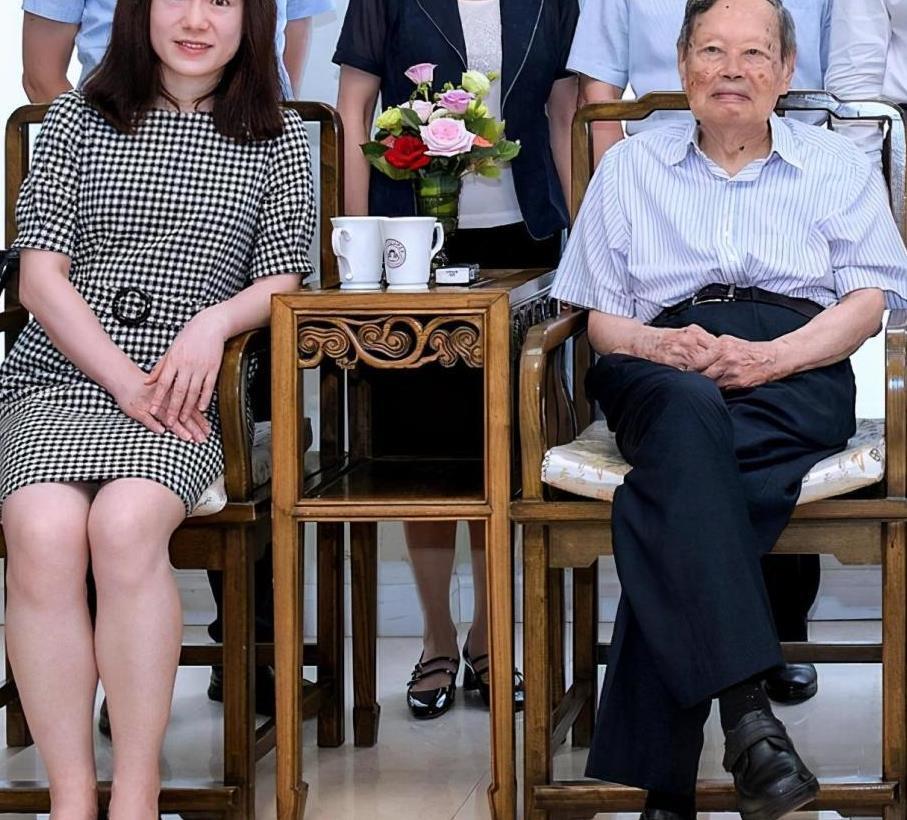 翁帆牵手杨振宁现身，44岁的脸还很稚嫩，穿格子裙又很优雅！