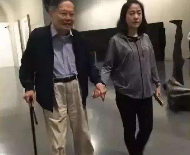 翁帆牵手杨振宁现身，44岁的脸还很稚嫩，穿格子裙又很优雅！