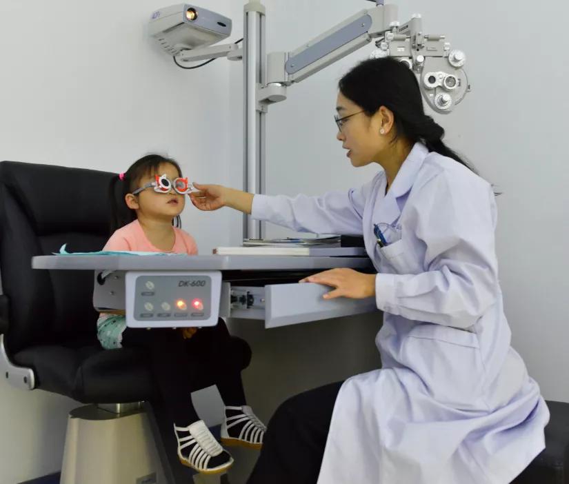 此时要进行彻底的眼底检查 包括眼底照相,三面镜检