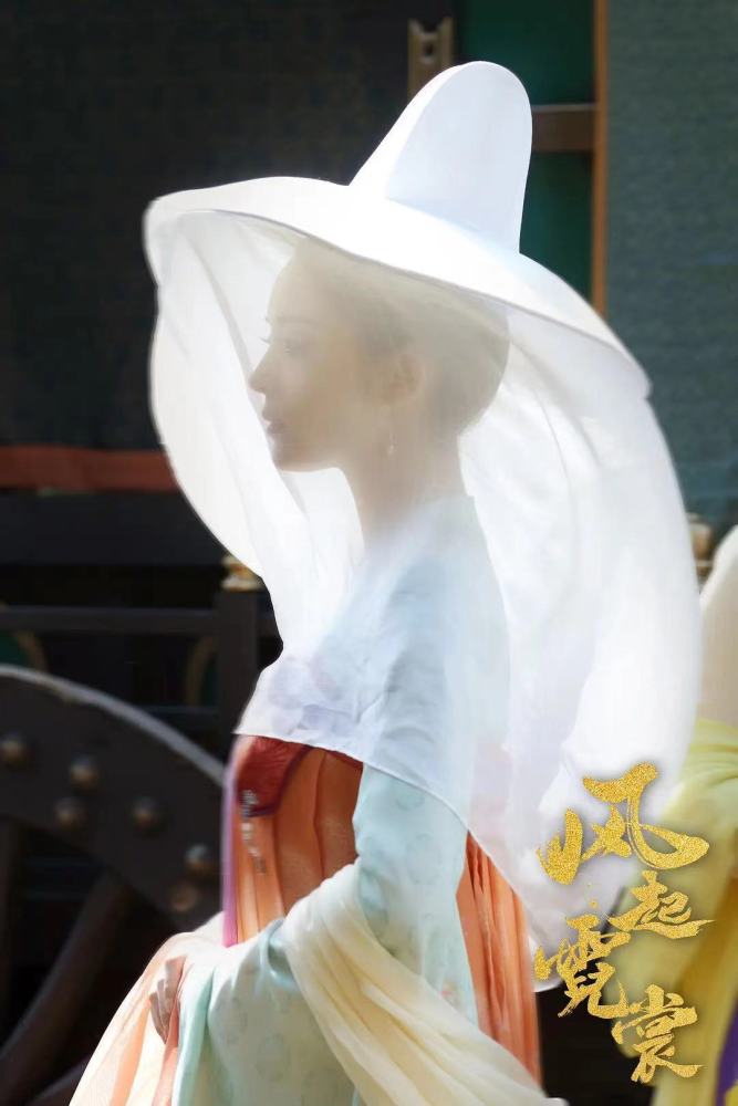娜扎麦迪娜隔空演母女风起霓裳为新疆四美正名