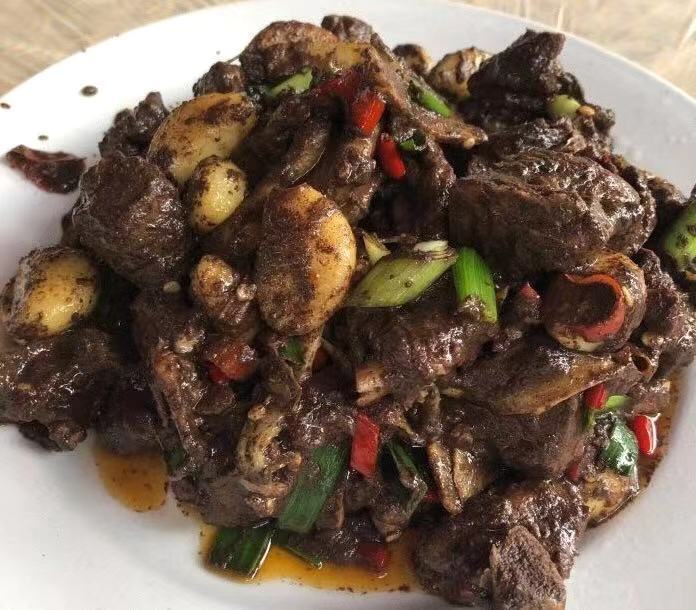 醋血鸭酸味少了一点点,有一股特殊的调料香气,鸭肉肉质细腻,有嚼劲