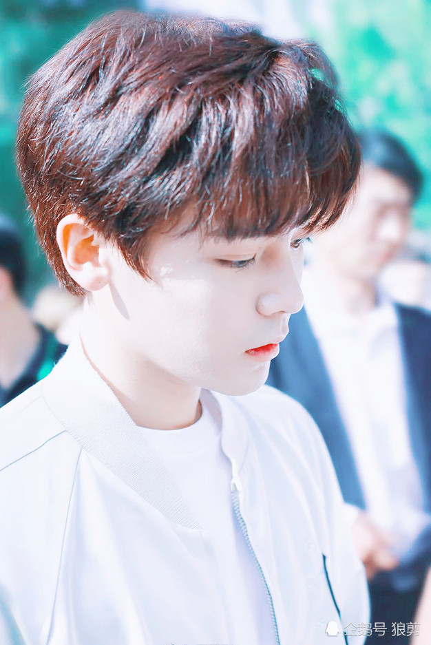 侯明昊在《我就是这般女子》中饰演大业第一君子成安伯,与关晓彤饰演