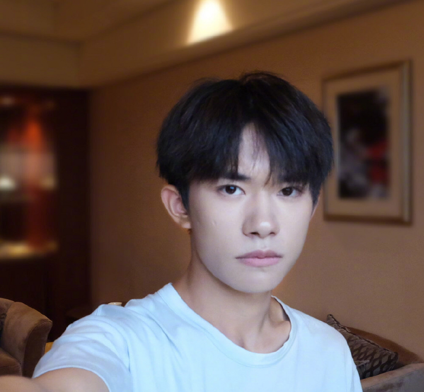 易烊千玺刚更新自拍半小时不到阅读过千万看清素颜照后晕了