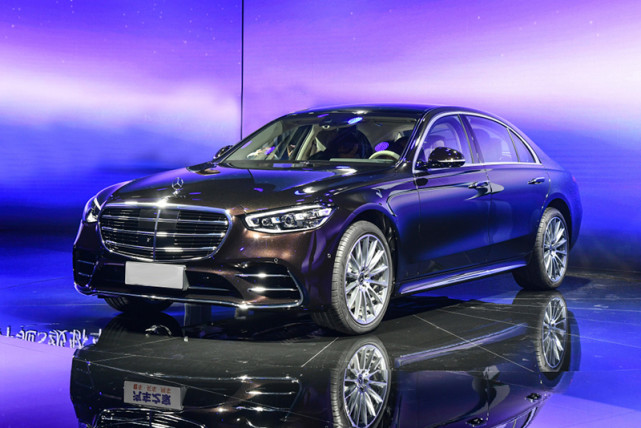 作为换代车型,全新一代奔驰s级采用了新家族式的设计语言,这种设计