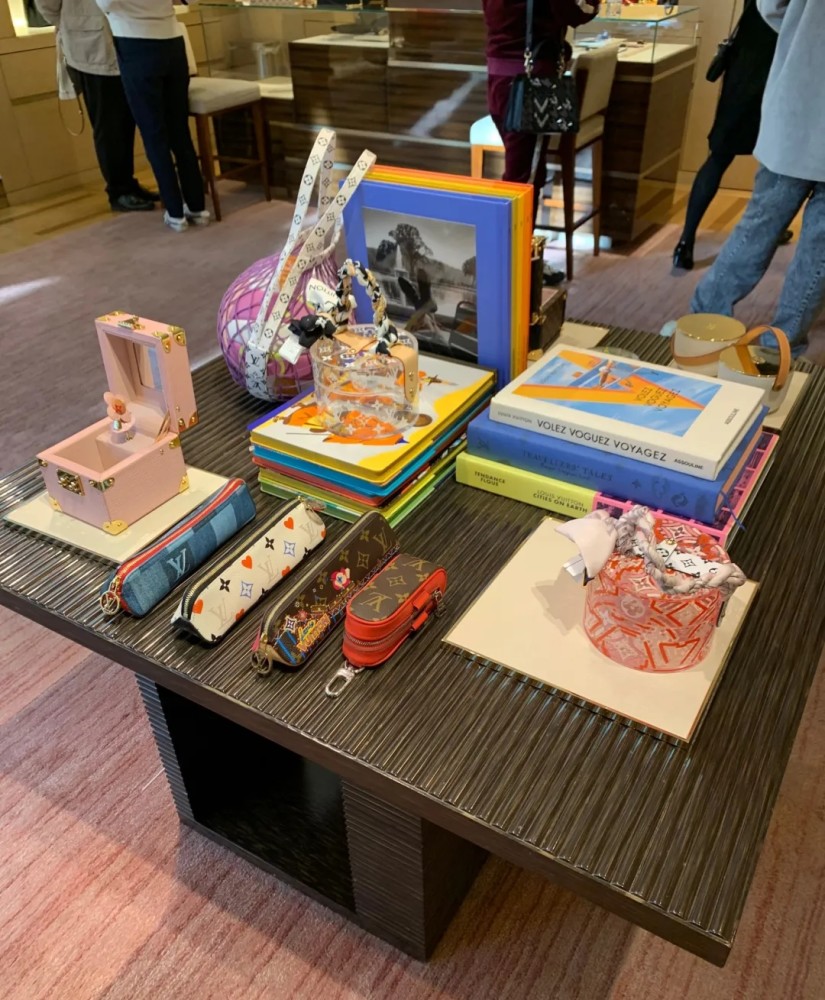 普通人如何买LV？探访成都的奢侈品店，排队到脚酸，土豪真的多！