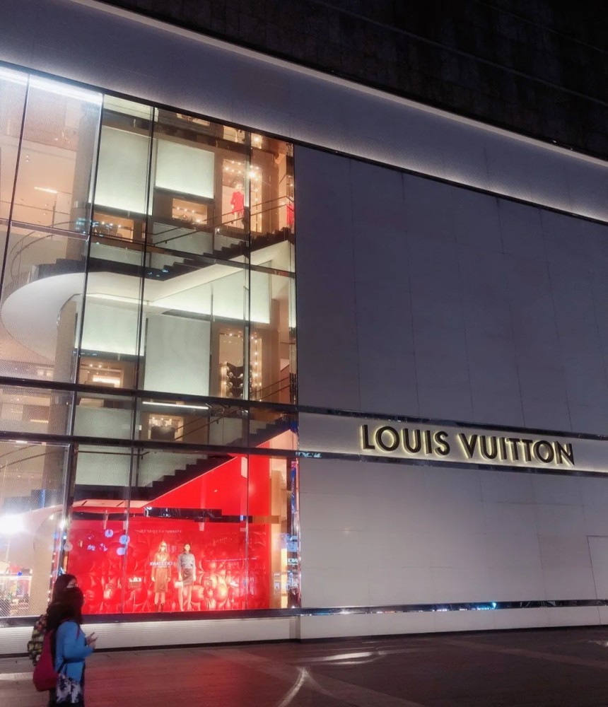 普通人如何买LV？探访成都的奢侈品店，排队到脚酸，土豪真的多！