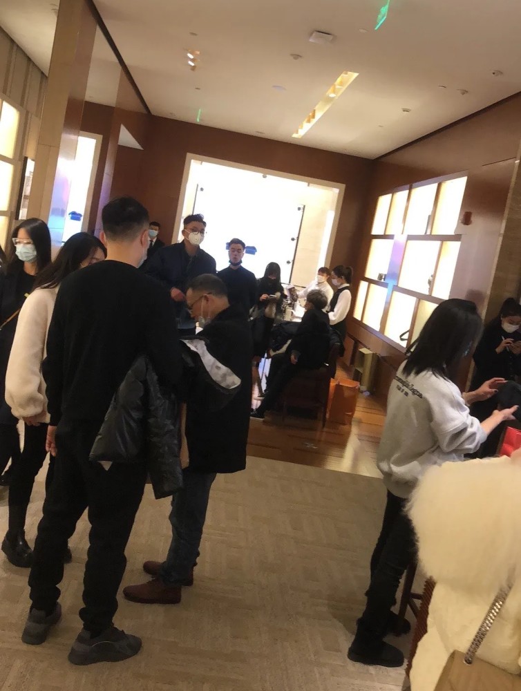 普通人如何买LV？探访成都的奢侈品店，排队到脚酸，土豪真的多！