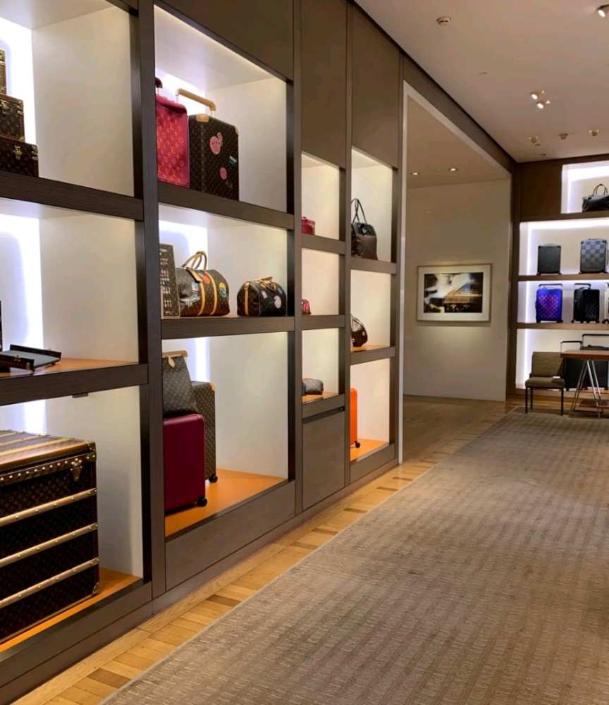 普通人如何买LV？探访成都的奢侈品店，排队到脚酸，土豪真的多！