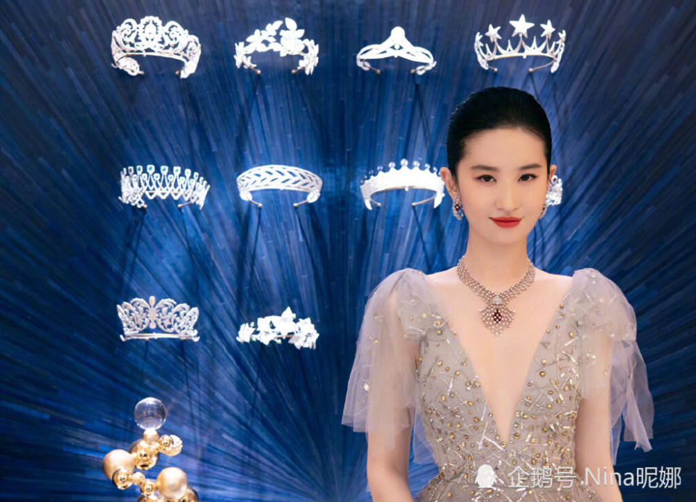 34岁刘亦菲掀起刘海做女王，穿斗篷西装大背头坐货车太霸气，好绝一女的