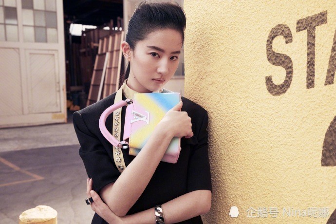 34岁刘亦菲掀起刘海做女王，穿斗篷西装大背头坐货车太霸气，好绝一女的