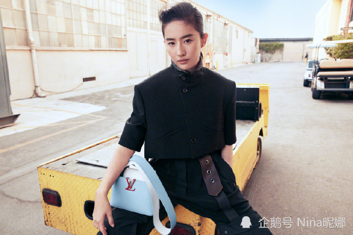 34岁刘亦菲掀起刘海做女王，穿斗篷西装大背头坐货车太霸气，好绝一女的