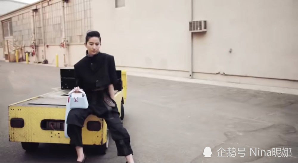 34岁刘亦菲掀起刘海做女王，穿斗篷西装大背头坐货车太霸气，好绝一女的