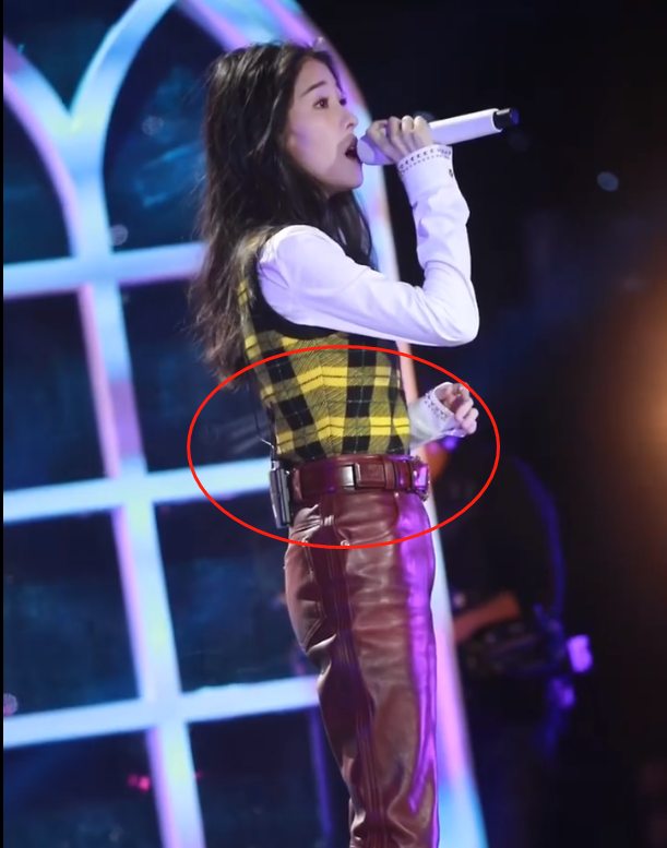 张碧晨挺厉害怀孕六月把大肚勒成小蛮腰用腰带束紧唱歌还很稳