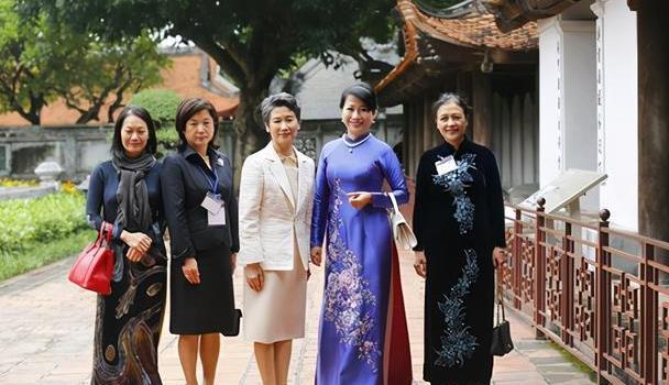 越南总理夫人带日本新第一夫人逛文庙!真理子拘谨,越南夫人惊艳