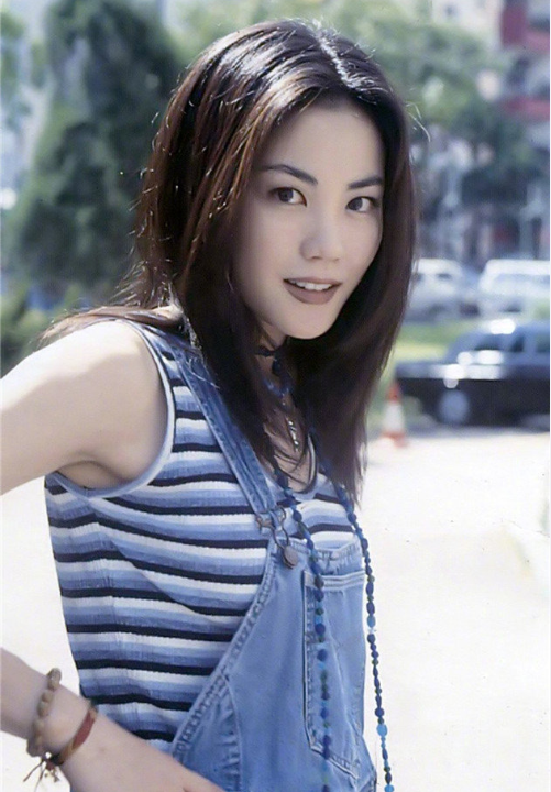 王菲的放飞自我?t恤破了几个洞,发型也很随便,气质却很出众