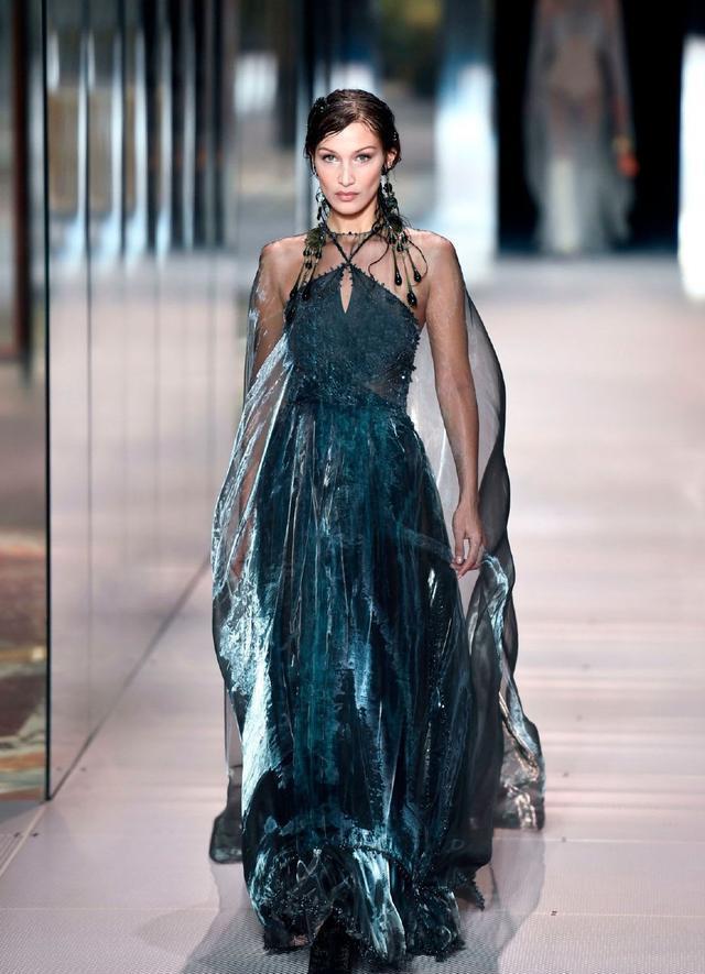 贝拉哈迪德纱裙走秀宛如仙女,风度翩翩造型太惊艳,真的好美_腾讯新闻