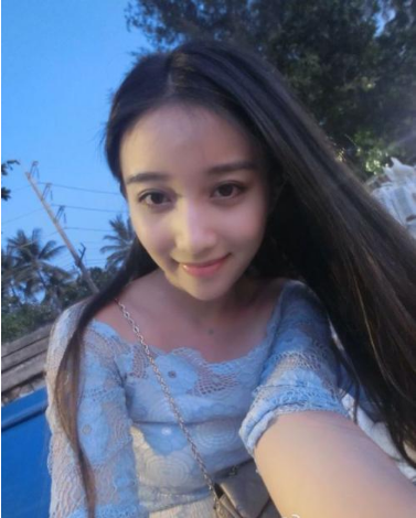 她本是《非诚勿扰》台下观众,因颜值高被星探发掘,如今爆红娱乐