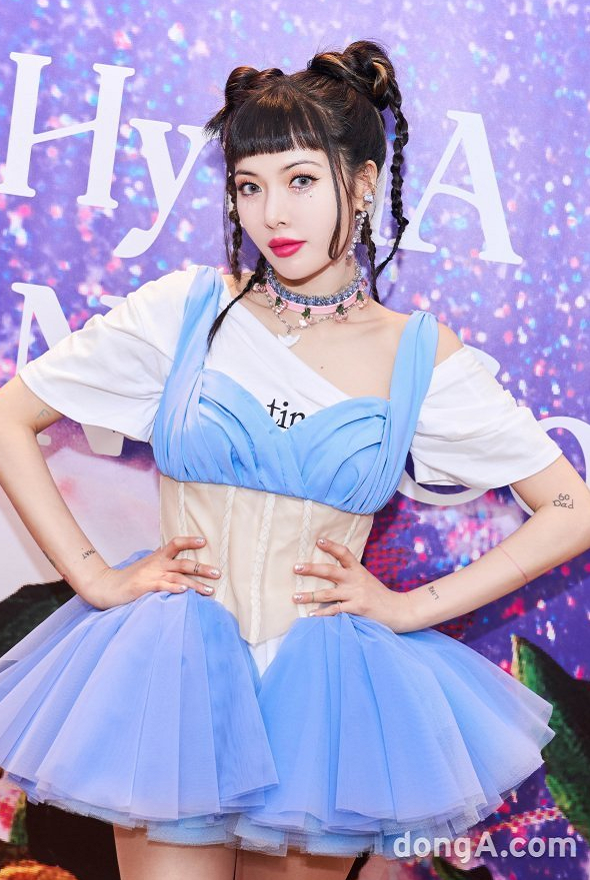 金泫雅回归穿衣变保守蓬蓬短裙内搭t恤清纯可爱状态满分