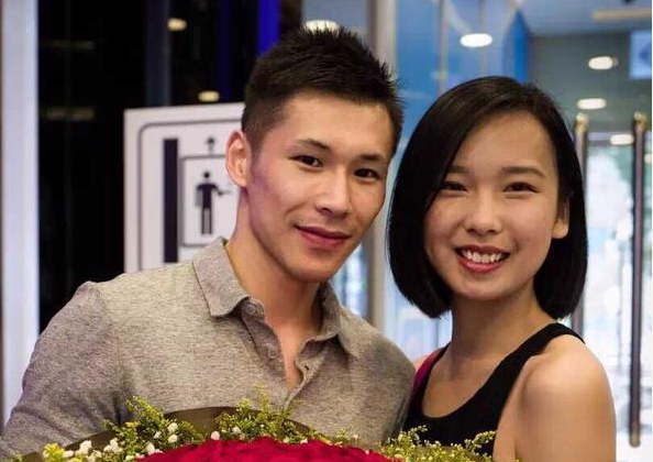 世界冠军张成龙曾被海归富家女狂追三年抱女儿举行婚礼