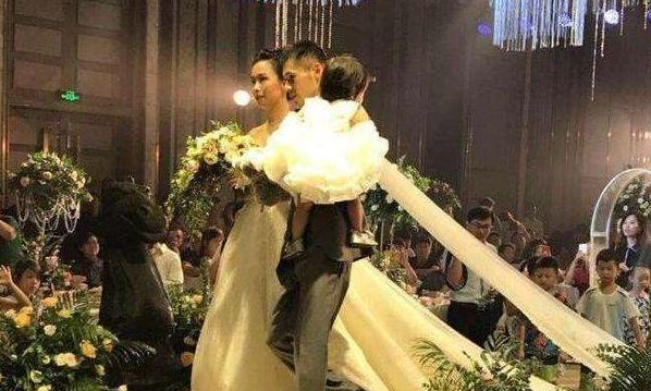 世界冠军张成龙曾被海归富家女狂追三年抱女儿举行婚礼
