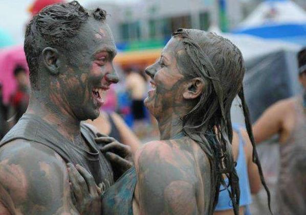 顾不上形象的泥巴大战以色列美女全身泥巴依旧颜值在线